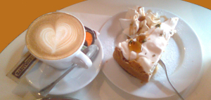 eine Tasse Kaffee und ein Stück Torte